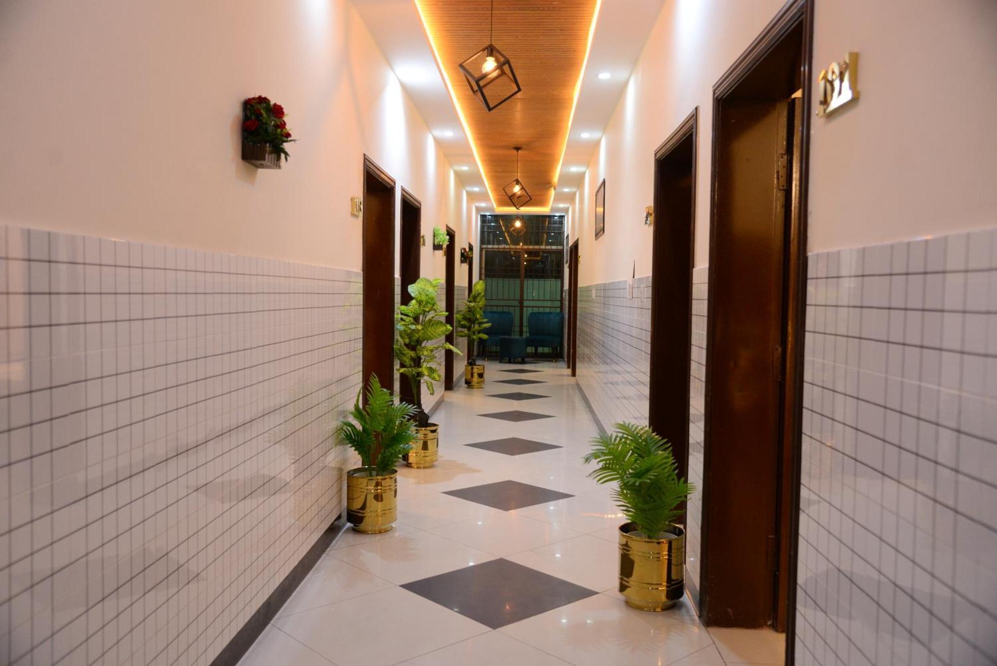 Go Room Hotel Lahore Exterior foto