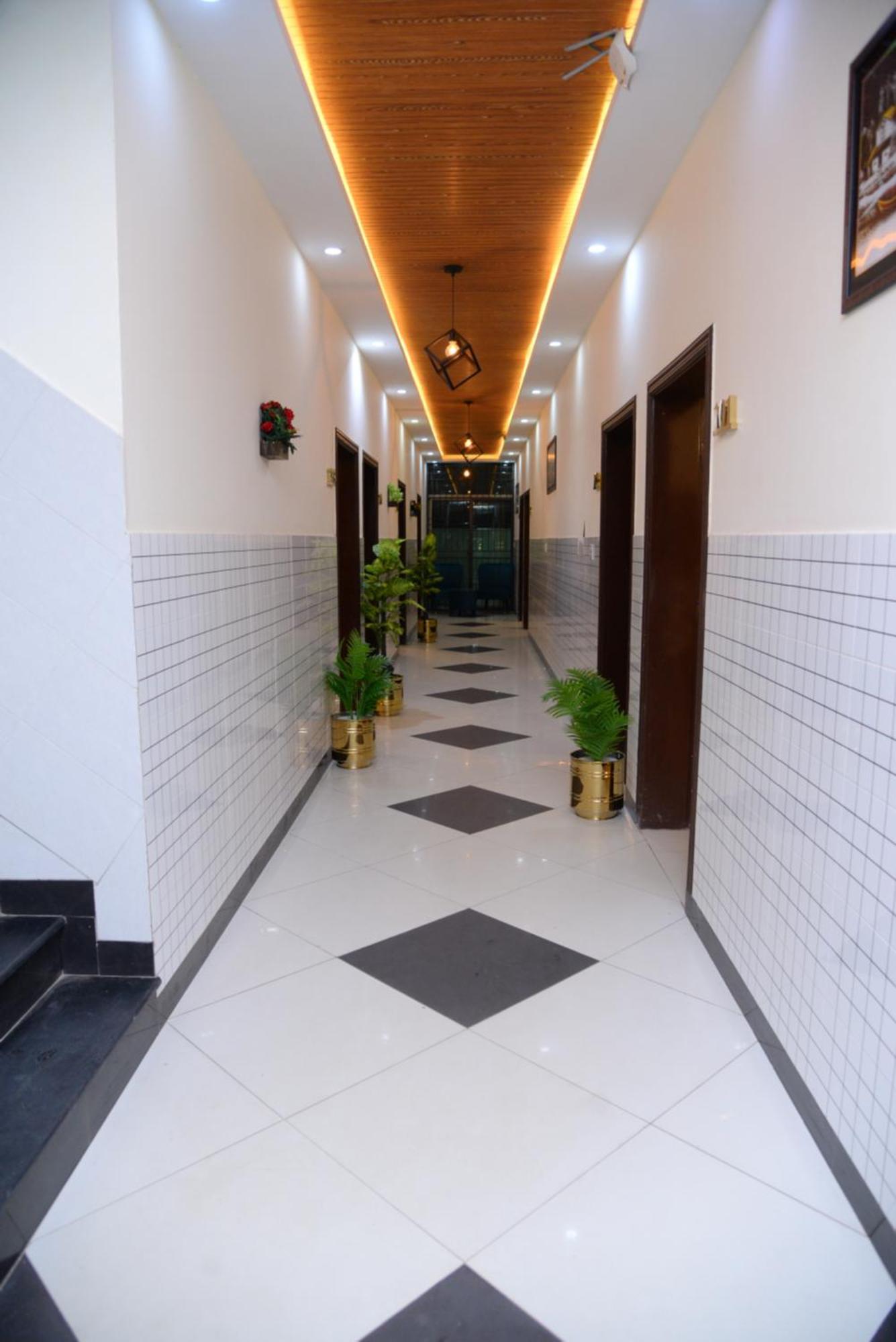 Go Room Hotel Lahore Exterior foto